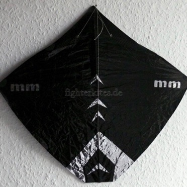Segel: geätzt
Segelmaterial: Mylar
Bogenstab: Carbon 1,3 mm
Mittelstab: Bambus geschnitzt
Gesamtgewicht: 6,3 g Segel: geätzt
Segelmaterial: Mylar
Bogenstab: Carbon 1,3 mm
Mittelstab: Bambus geschnitzt
Gesamtgewicht: 6,3 g